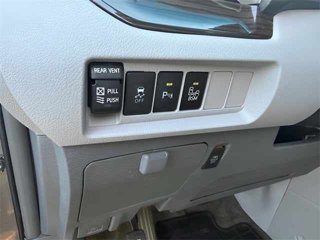 2016 Toyota Sienna XLE 8 Passenger