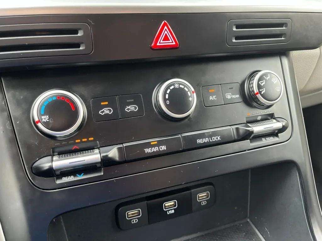 2024 Kia Carnival LX