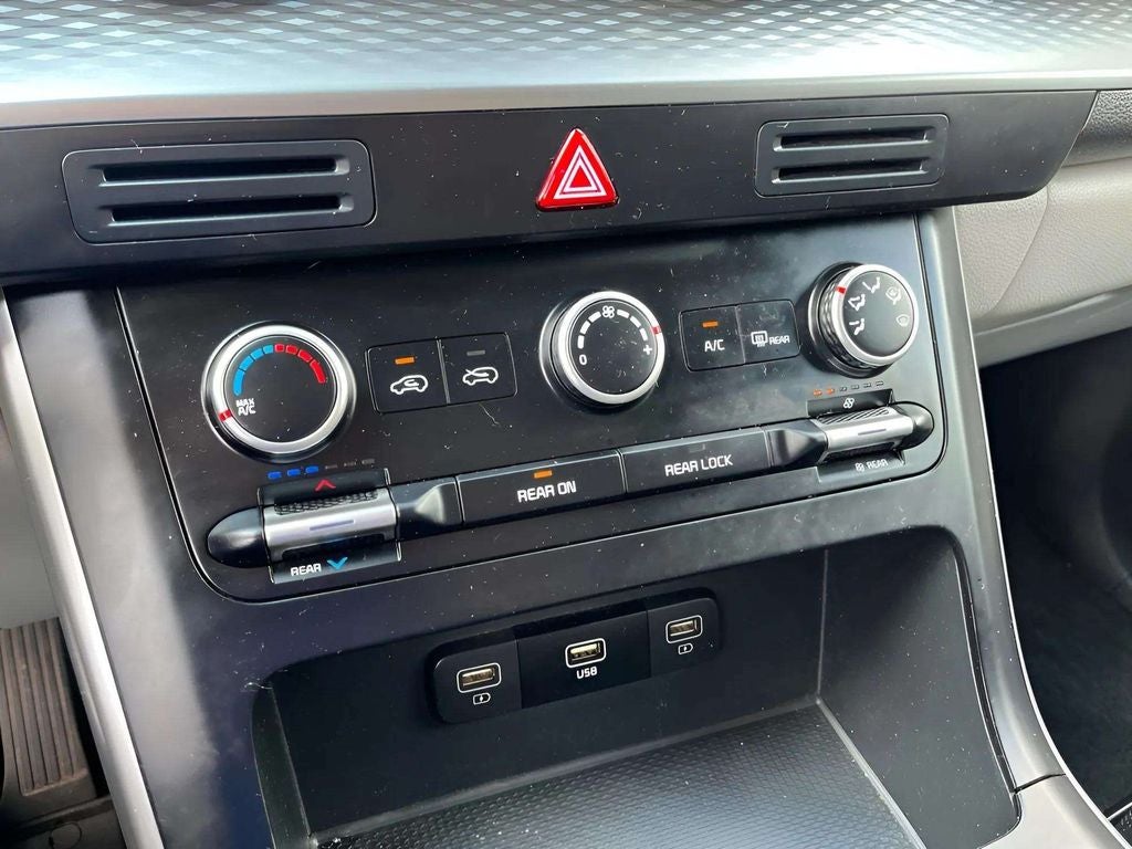 2024 Kia Carnival LX