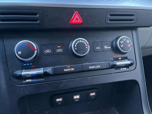 2024 Kia Carnival LX